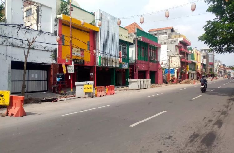 Pengerjaan gorong-gorong di kawasan Kembang Jepun, Surabaya. (Radar Surabaya) - Image