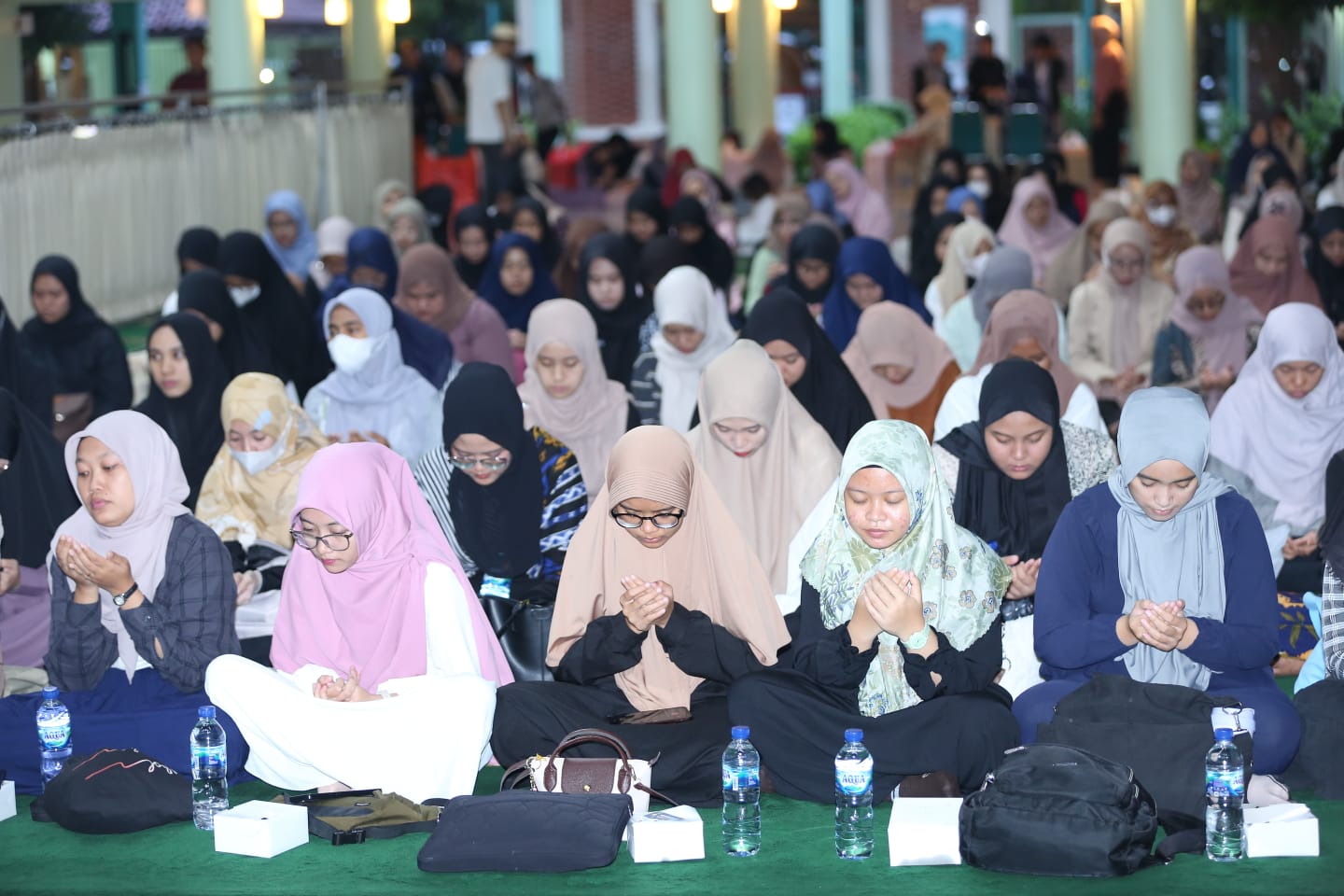 Sebanyak lebih dari 300 mahasiswa UI menghadiri kajian dan doa bersama tersebut yang dilaksanakan pada Jum’at (15/3). (Istimewa) - Image