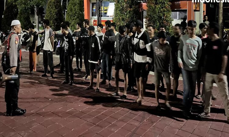Puluhan pemuda yang diamankan oleh Polres Gresik saat patrol sahur akibat melakukan aksi balap liar di Jalan Raya Kartini, Kecamatan Kebomas, Gresik./ - Image