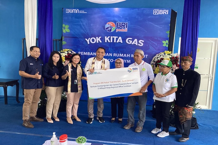 Pemerintah Kota Surabaya berkolaborasi dengan BRI dan warga Kelurahan Kebonsari membangun ekonomi kreatif melalui Rumah Maggot dan Eco-Enzym. (Moch. Rizky Pratama Putra/JawaPos.com) - Image