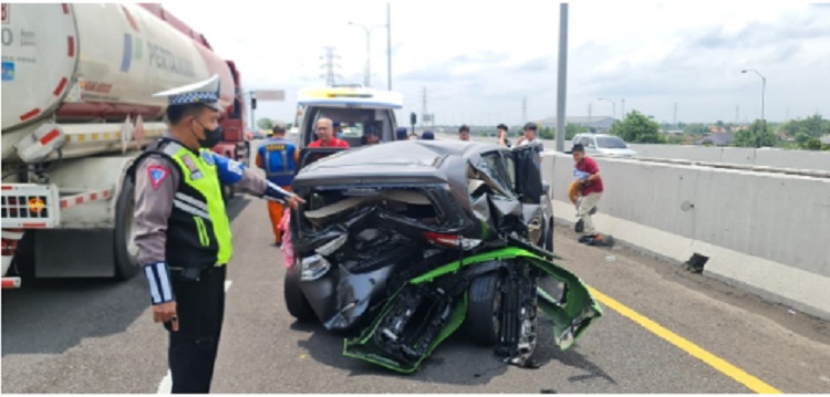 Kondisi Grand Livina rusak parah usai ditabrak Porsche di Tol Kejapanan-Sidoarjo. - Image
