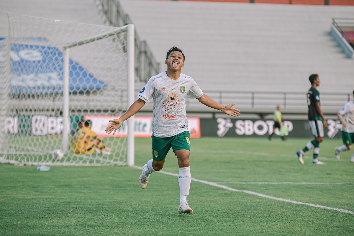 MEMORI MANIS: Samsul Arif punya memori manis ketika cetak hattrick bersama Persebaya Surabaya di Liga 1 Indonesia 2021/2022. (Persebaya Surabaya) - Image