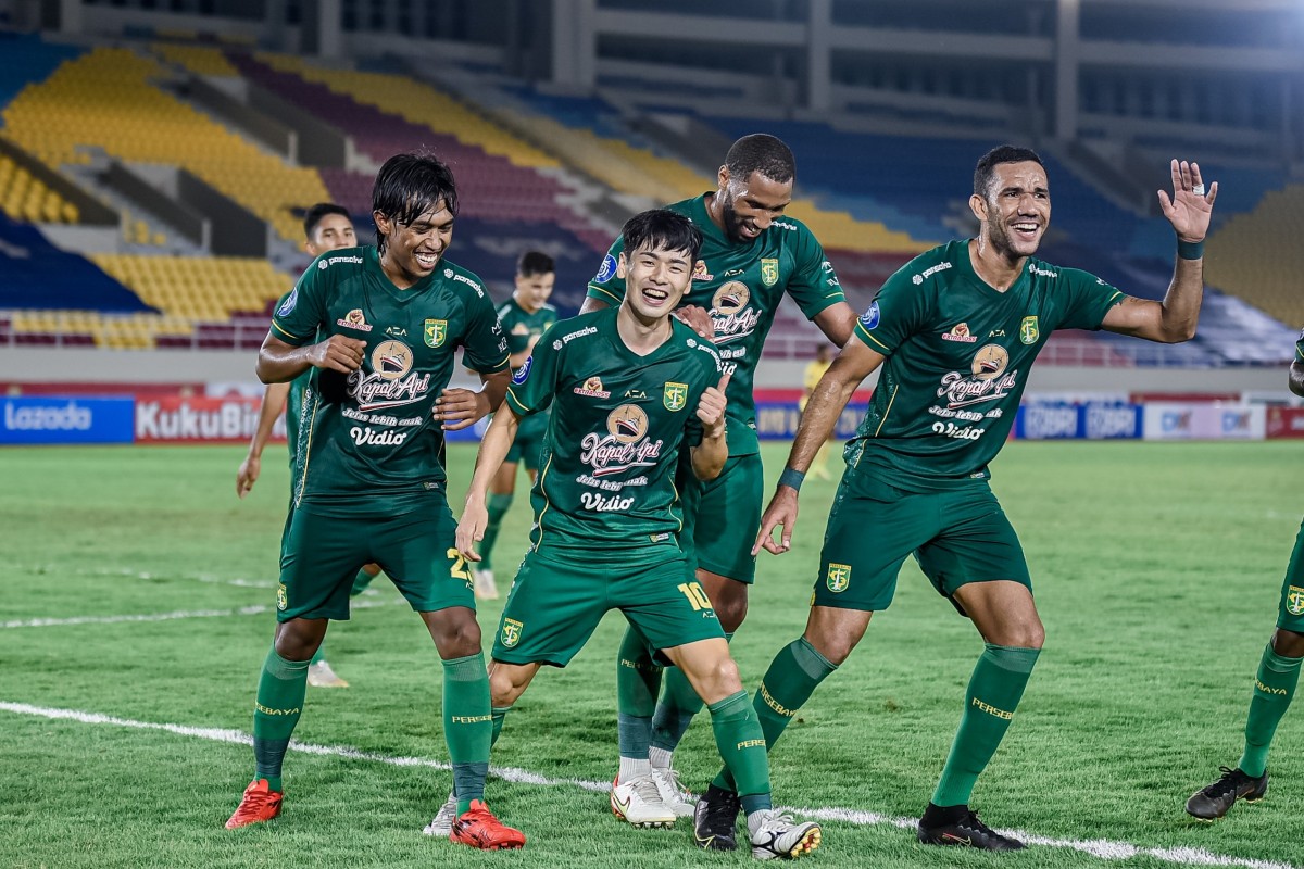 SELEBRASI UNIK: Taisei Marukawa melakukan selebrasi bersama Wilkson dan pemain Persebaya lainnya. (Persebaya Surabaya) - Image