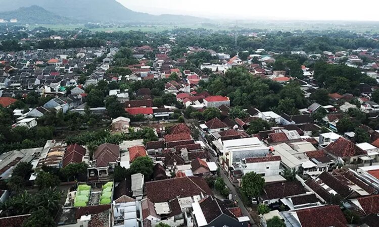 HAMPIR TUNTAS: Ratusan bidang tanah di Kelurahan/Kecamatan Mojoroto yang terdampak Tol Ki Agung difoto dari udara. - Image