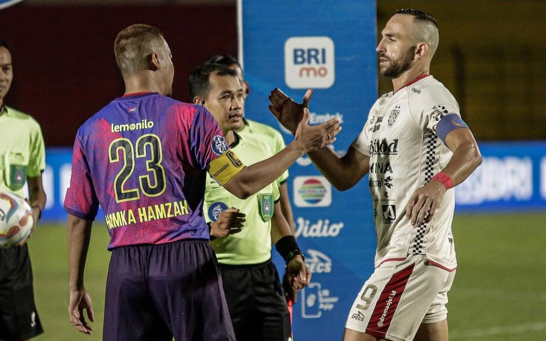 Instagram RANS Nusantara | Hamka Hamzah dan Ilija Spasojevic saat melakukan koin tos - Image
