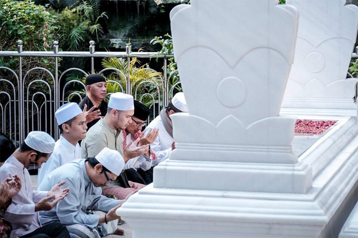 Ilustrasi peziarah di makam Sunan Ampel Surabaya (Kemnparekfaf.go.id) - Image