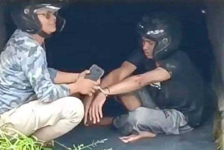 Terduga pelaku Amirudin (kanan) dikecrek polisi di gorong-gorong Jalan Kedung Cowe, Senin (18/3) pagi - Image
