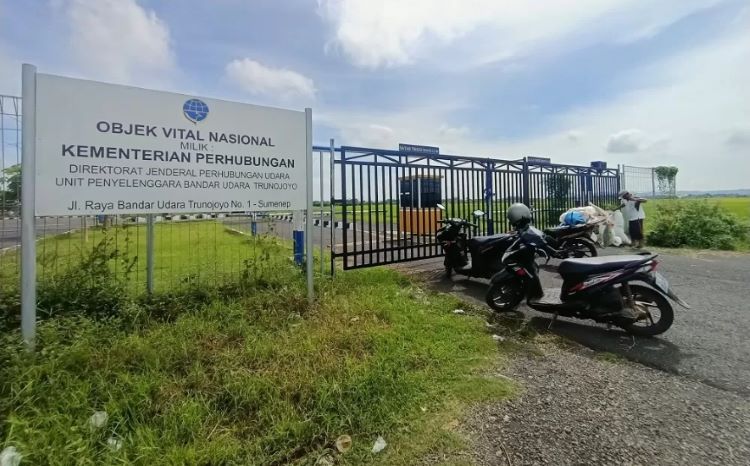 OBJEK VITAL: Warga beraktivitas di sekitar Bandara Trunojoyo yang berlokasi di Desa Kacongan, Kecamatan Kota Sumenep, Sabtu (16/3). (MOH. IQBAL/JPRM) - Image