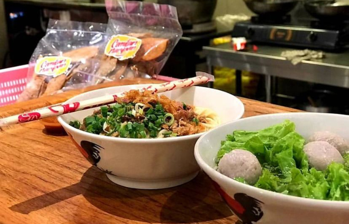 3 kuliner legendaris di Bandung yang enak dan masih ramai dikunjungi./Instagram @mienaripan - Image