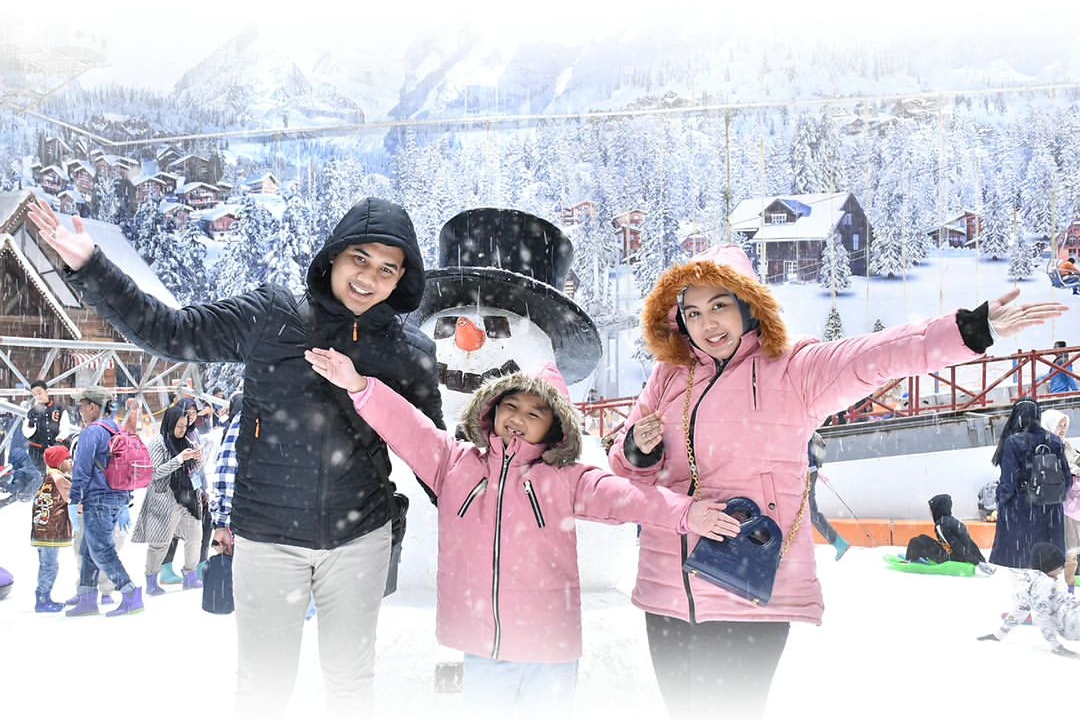 Potret pengunjung di Wahana Trans Snow World Bekasi. - Image