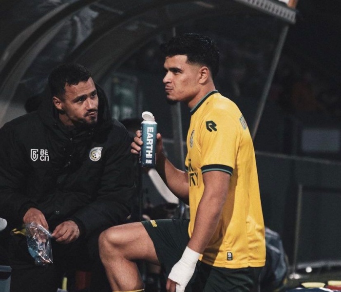 Ragnar Oratmangoen saat berbuka puasa di tengah laga Fortuna Sittard. (Instagram/ragnar oratmangoen) - Image