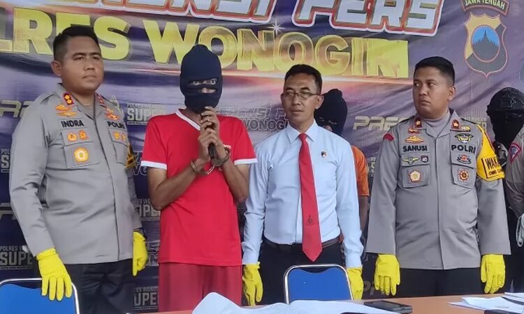 Hafidz alias Papit, mantan ketua PPK Wonogiri Kota dihadirkan pada jumpa pers di Mapolres Wonogiri, Senin (12/2/2024). (IWAN ADI LUHUNG/RADAR SOLO) - Image