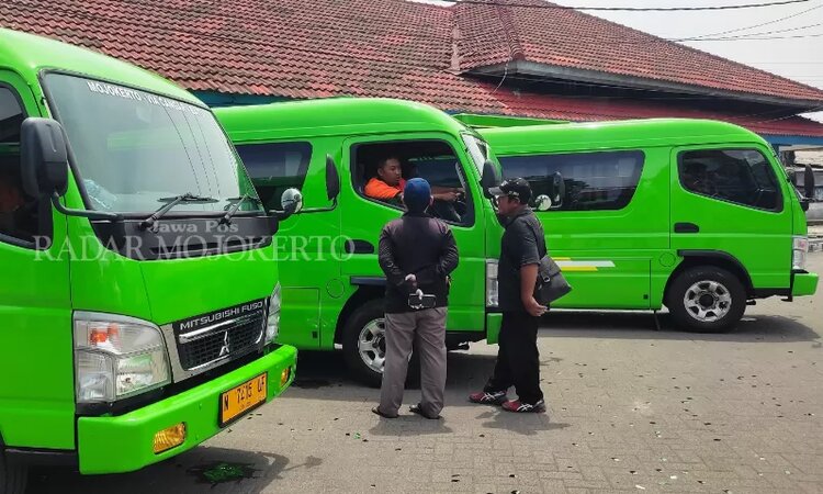 Tarif angkutan AKDP Mojokerto-Batu bakal segera disesuaikan. Rencananya, Dishub Jatim dan PO Bagong bakal melakukan evaluasi jelang lebaran nanti. (Martda Vadetya/JPRM) - Image