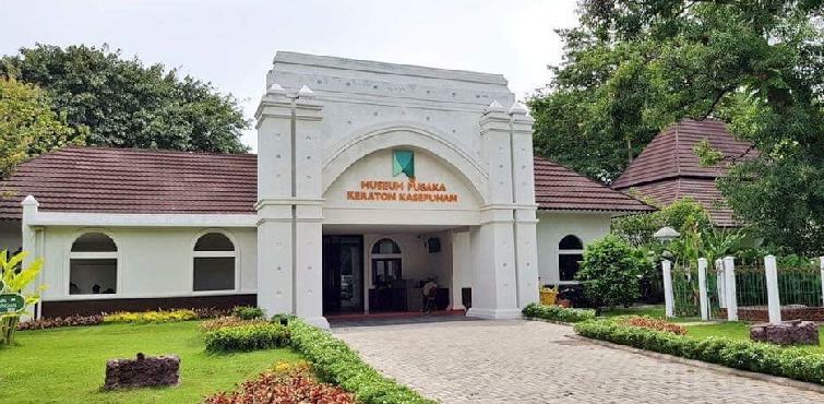 Pintu masuk museum pusaka keraton kasepuhan, salah satu destinasi wisata bersama keluarga (07/2022) (Keraton Kasepuhan/Gmaps) - Image