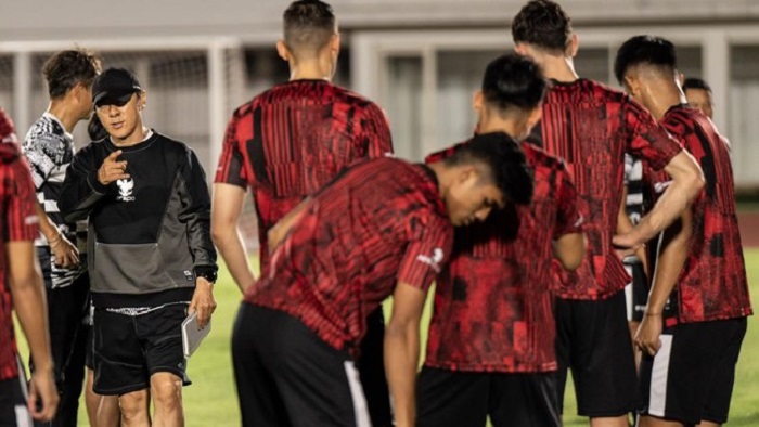 Shin Tae Yong memimpin latihan perdana Timnas Indonesia. - Image