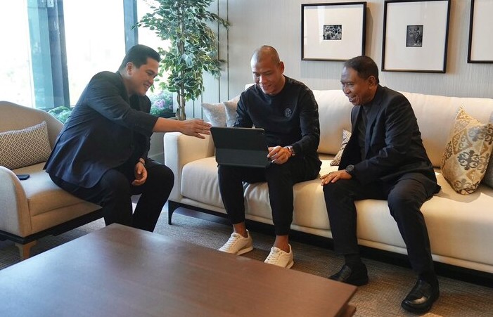 Dari kiri Ketua PSSI Erick Thohir, pelatih Timnas U-16 Nova Arianto, dan Wakil Ketua PSSI Zainudin Amali. - Image