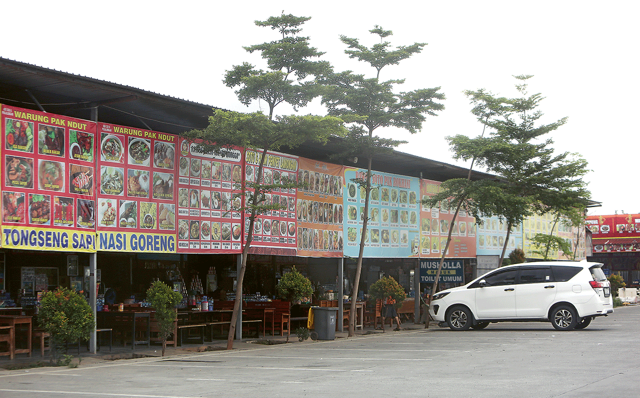 BANYAK PILIHAN: Deretan tempat makan di Rest Area Km 338A di ruas tol Pemalang-Batang yang masuk wilayah Pekalongan (7/3). Rest area ini juga diperkirakan jadi titik lelah jika berkendara dari Jakarta - Image
