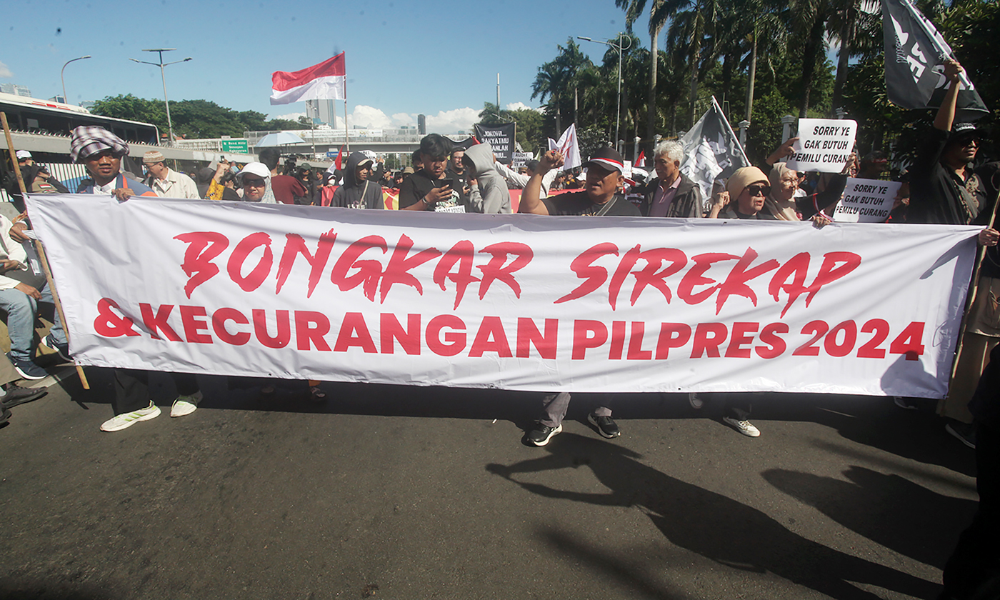 Pengunjuk berdemonstrasi menyampaikan aspirasinya di depan Gedung DPR, Senayan, Jakarta, Selasa (19/