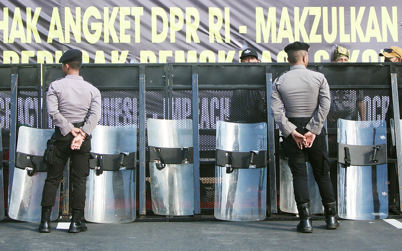 Aparat kepolisian berjaga saat massa berdemonstrasi menyampaikan aspirasinya di depan Gedung DPR, Senayan, Jakarta, Selasa (19/3/2024). Mereka menuntut digulirkannya hak angket guna mengusut dugaan kecurangan Pemilu 2024.  