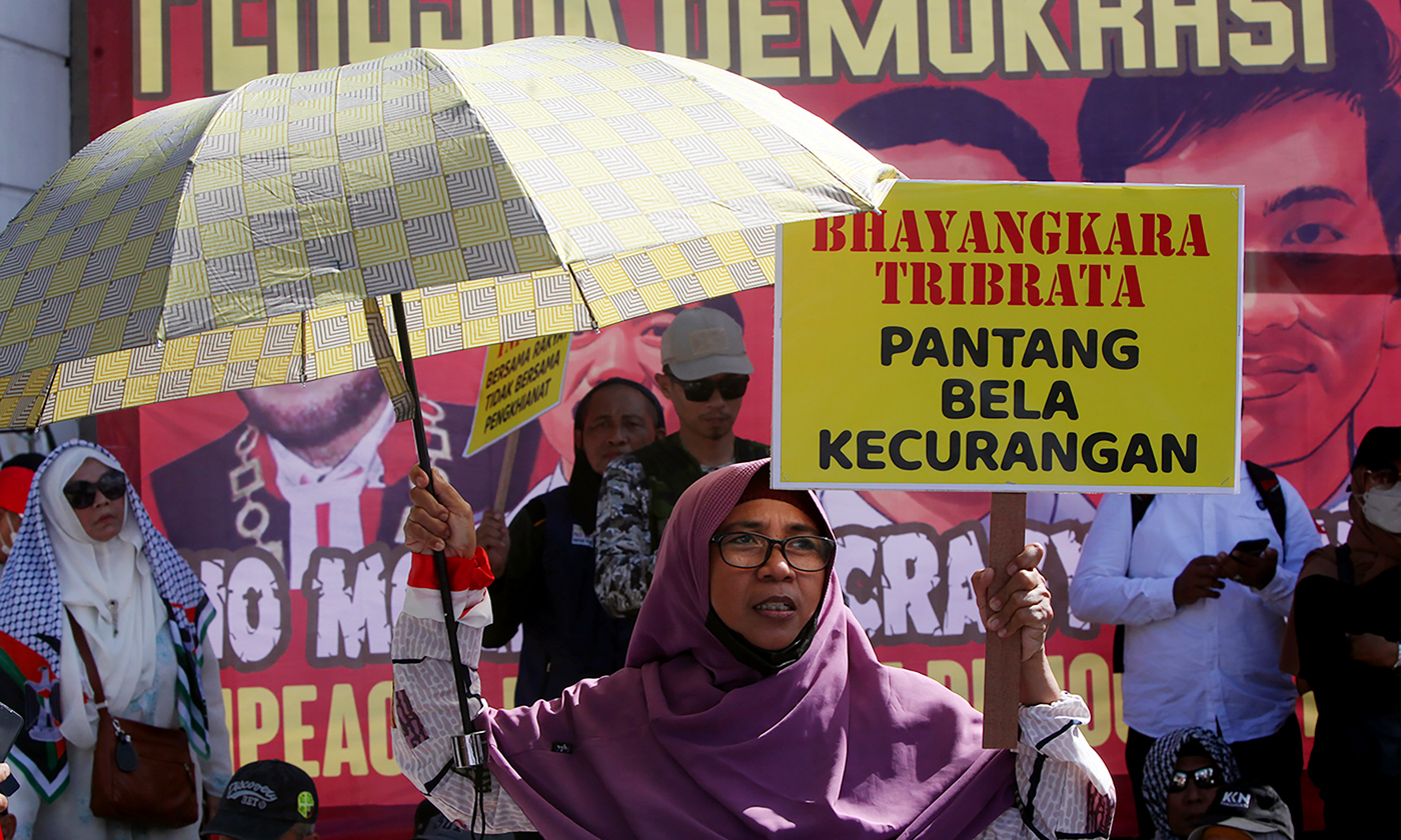 Pengunjuk berdemonstrasi menyampaikan aspirasinya di depan Gedung DPR, Senayan, Jakarta, Selasa (19/
