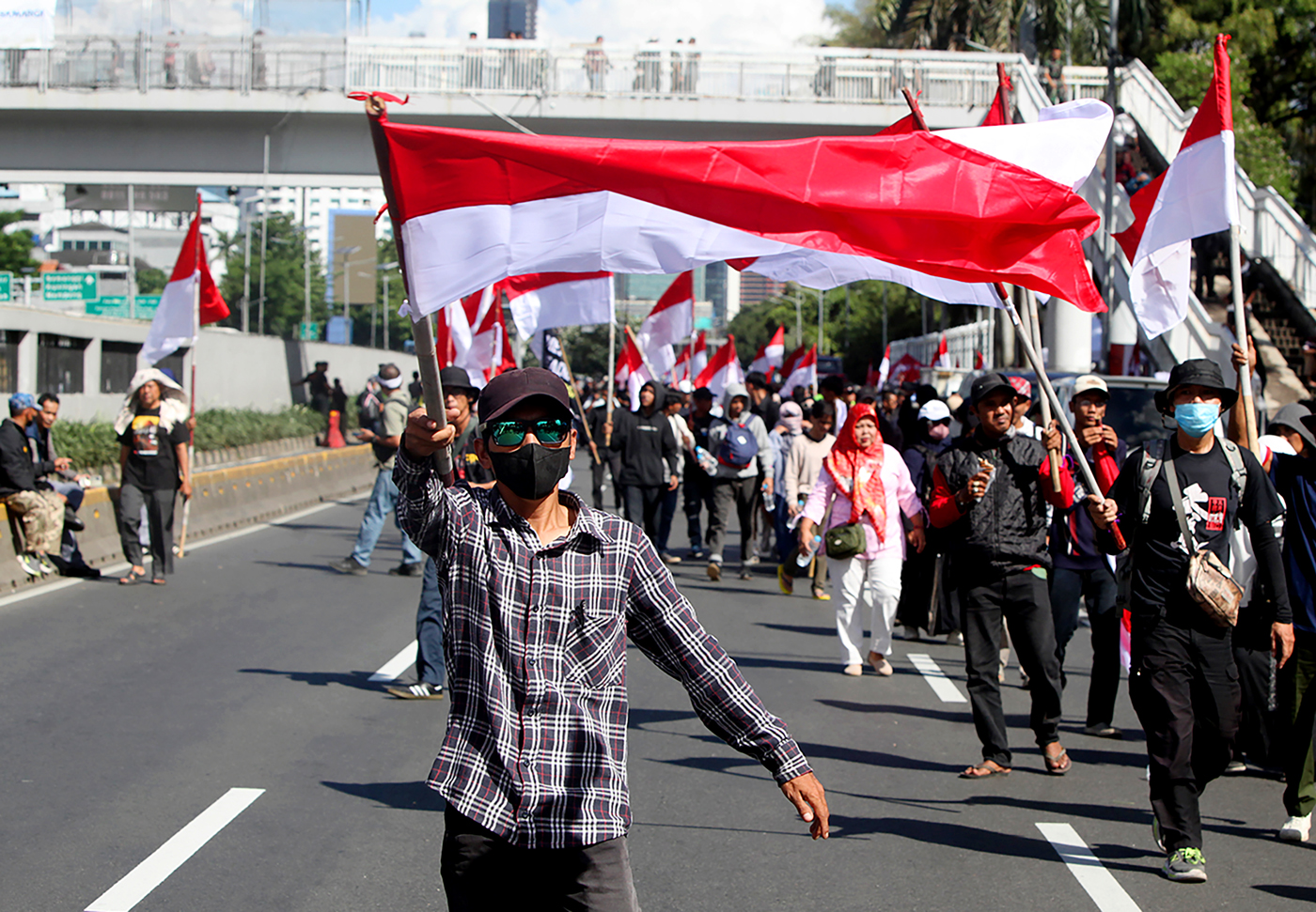 Pengunjuk berdemonstrasi menyampaikan aspirasinya di depan Gedung DPR, Senayan, Jakarta, Selasa (19/