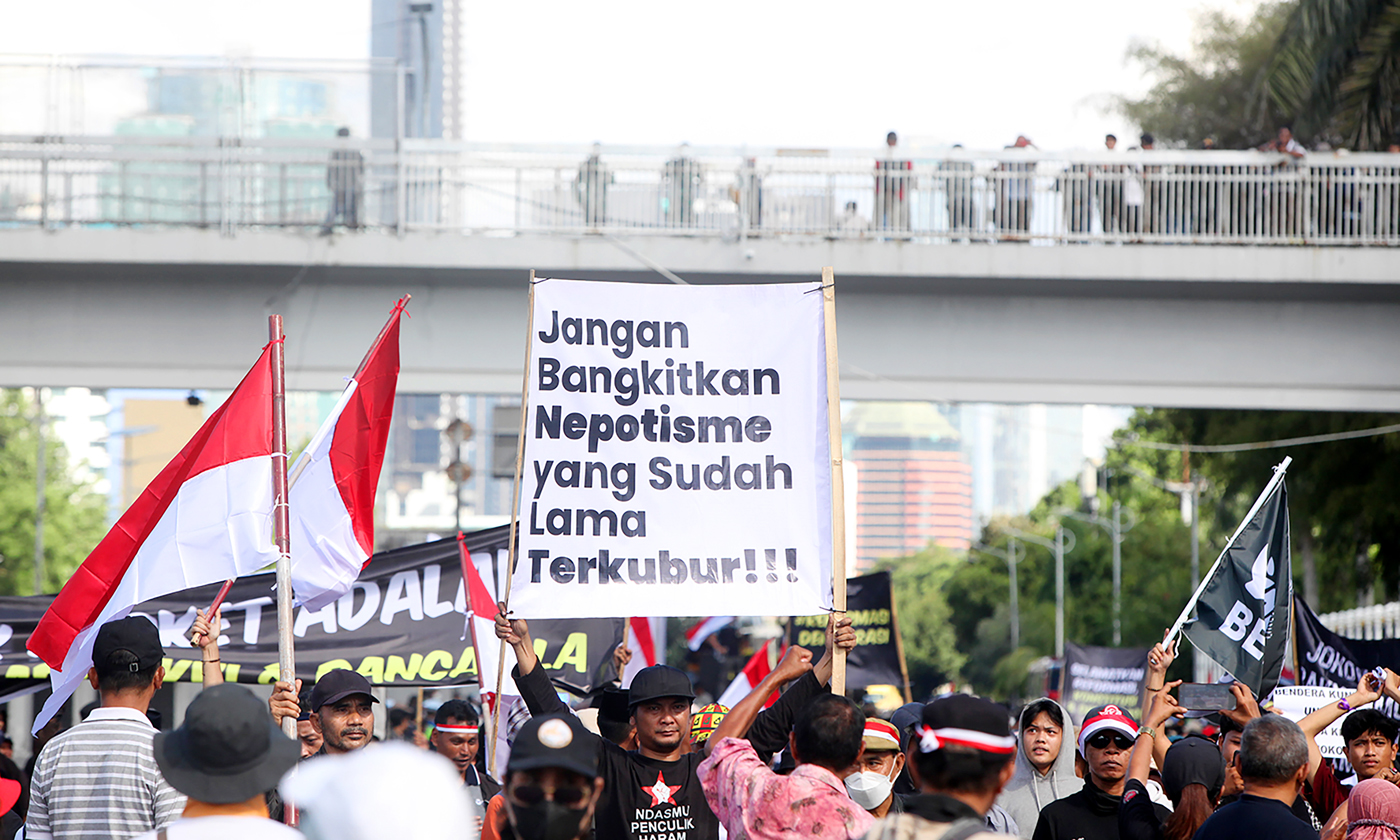 Pengunjuk berdemonstrasi menyampaikan aspirasinya di depan Gedung DPR, Senayan, Jakarta, Selasa (19/