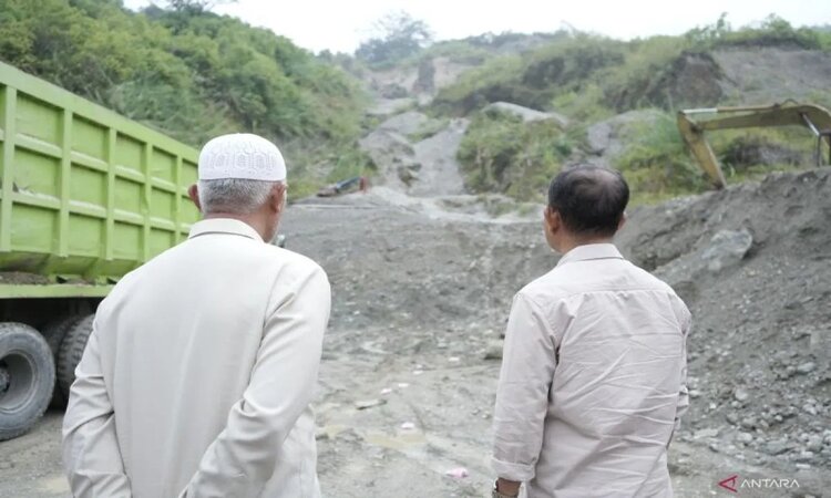 Gubernur Sumbar, Mahyeldi bersama jajaran dan Balai Jalan meninjau kerusakan jalan nasional di Aie Dingin, Kabupaten Solok. (ANTARA/HO-Biro Adpim Sumbar) - Image