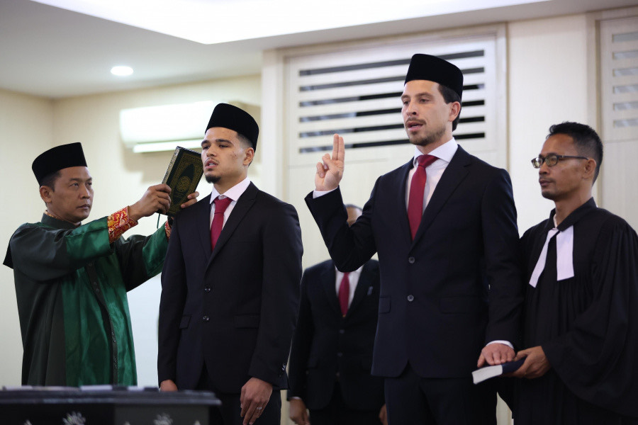 Potret Thom Haye dan Ragnar Oratmangoen saat menjalani sumpah WNI (Sumber Foto : Media PSSI) - Image