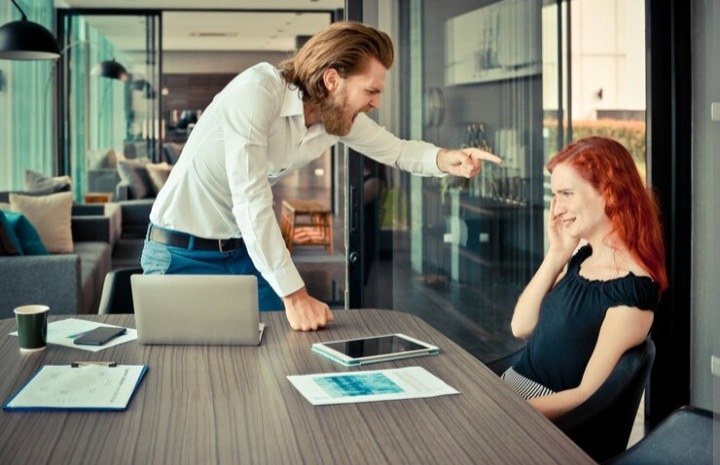 Tetap tenang merupakan salah satu cara elegan menanggapi orang yang merendahkan Anda./Sumber foto: freepik /EyeEm - Image