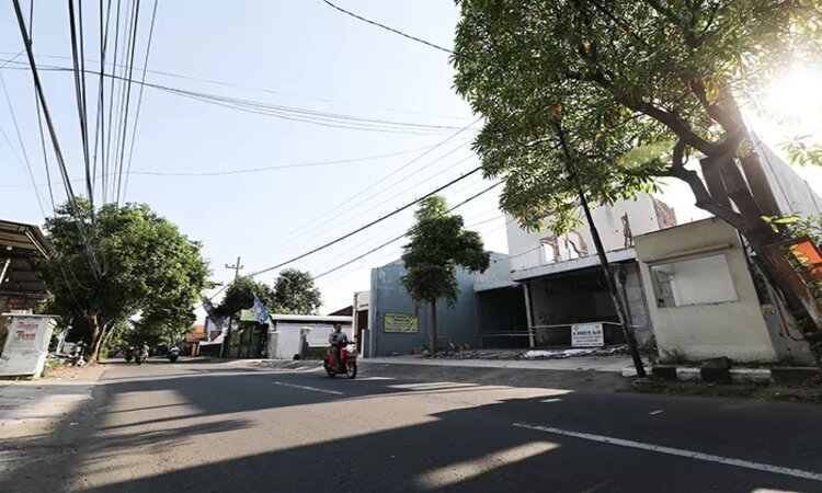Warga terdampak di Kelurahan Mojoroto mulai membongkar bangunan mereka setelah menerima ganti rugi dari tim pengadaan tanah (TPT). (Foto: Wahyu Adji/JPRK) - Image