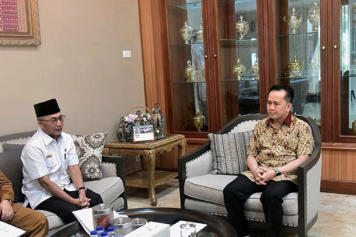 Pj Gubernur Sumsel Agus Fatoni (kanan). - Image