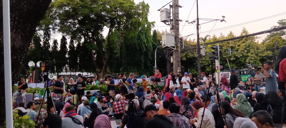 Ratusan massa aksi di depan KPU RI melakukan buka puasa bersama di jalanan Jalan Imam Bonjol, Jakarta Pusat. (Tazkia Royyan/ JawaPos.com) - Image