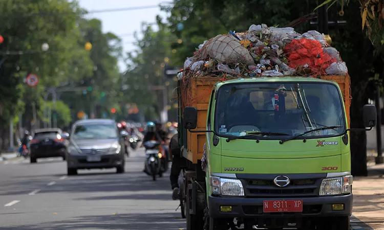 Truk pengangkut sampah milik DLHKP Kota Pasuruan yang disiagakan dalam menanggapi peningkatan volume sampah selama bulan Ramadhan. /Mokhamad Zubaidillah/Radar Bromo - Image