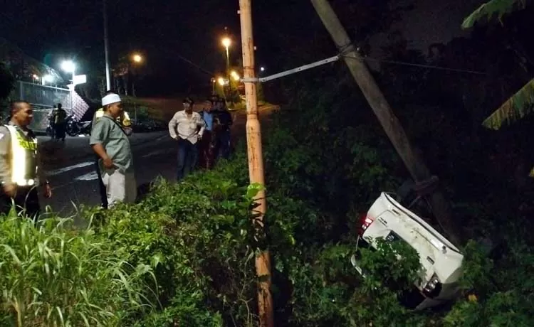 Kondisi mobil Daihatsu Sigra yang terperosok jurang sedalam tiga meter di Kawasan Prigen, Pasuruan pada hari Selasa (19/3)./Radar Bromo - Image