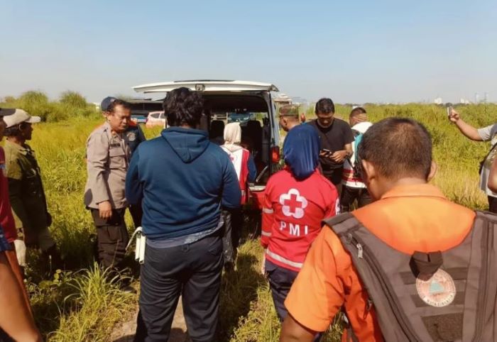 Evakuasi korban pembunuhan di Sukolilo, Surabaya - Image