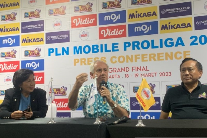 Presiden Federasi Bola Voli Internasional (FIVB) Ary da Silva Graca Filho (tengah) didampingi Presiden AVC Rita Subowo (kiri) dan Ketua Umum PBVSI Imam Sudjarwo saat konferensi pers di GOR Amongrogo. - Image