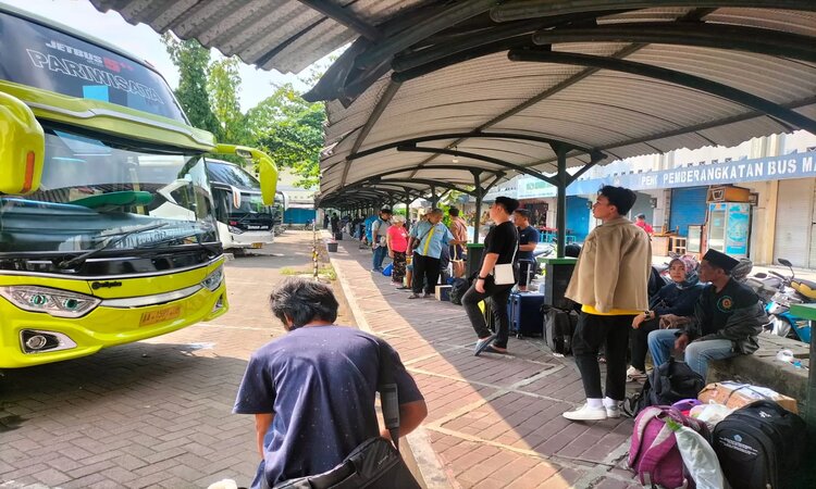 Suasana padat di Terminal Giwangan Jogja./Khairul Ma’arif/Radar Jogja - Image