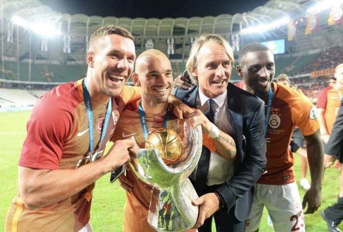 LEGENDA: Jan Olde Riekerink ketika juara Turkish Super Cup 2016 bersama Galatasaray dengan Lukas Podolski dan Wesley Sneijder. (X Jan Olde Riekerink) - Image