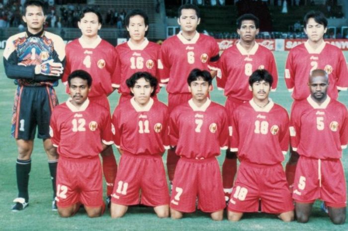 LEGENDARIS: Mengenang gol Widodo C. Putro (nomor 7) sangat ikonik di debut Timnas Indonesia di ajang Piala Asia 1996 jelang laga Kualifikasi Piala Dunia 2026 kontra Vietnam. (PSSI) - Image