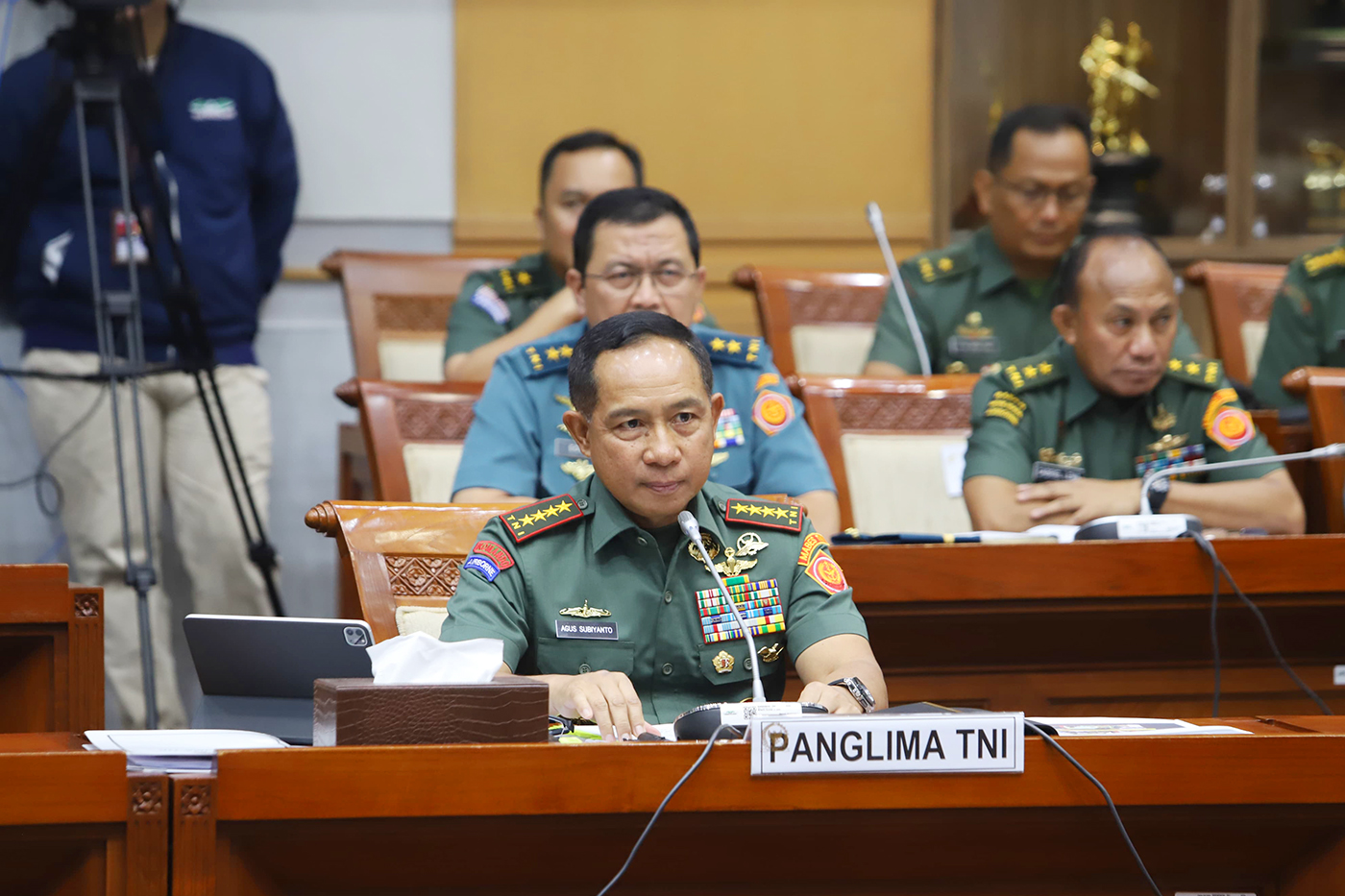 Panglima TNI Jenderal TNI Agus Subiyanto bersama para Kepala Staf Angkatan mengikuti rapat kerja dengan Komisi I DPR di Kompleks Parlemen, Senayan, Jakarta, Kamis (21/3/2024). - Image