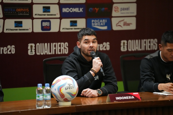 OPTIMISTIS: Sandy Walsh setali tiga uang dengan Shin Tae-yong yang beberkan optimismenya ketika menjamu Vietnam di Kualifikasi Piala Dunia 2026 di SUGBK, malam ini. (PSSI) - Image