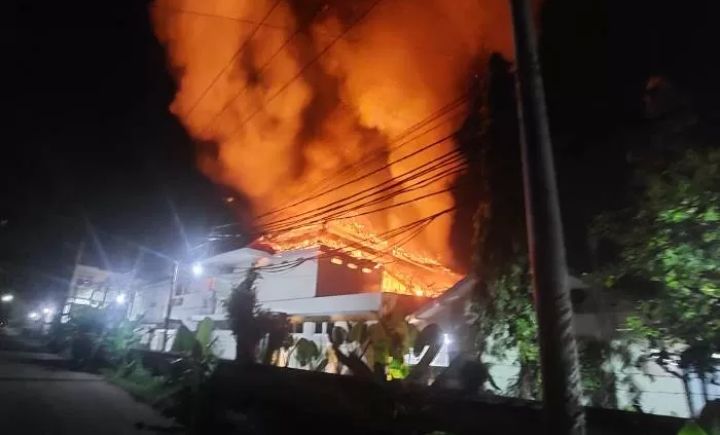 Kobaran api membakar salah satu gedung di RS Gatoel Kota Mojokerto, Kamis (21/3) dini hari./Radar Mojokerto/ Farisma Romawan - Image