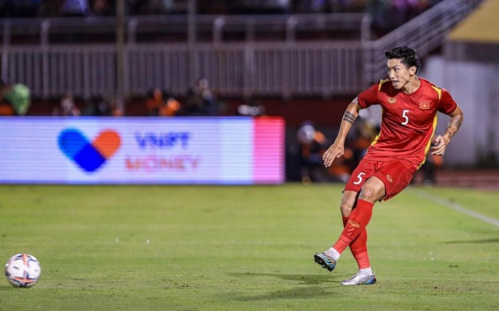 BUTUH MENTAL KUAT: Aksi Doan Van Hau bersama Timnas Vietnam. Dia menilai timnya membutuhkan mental kuat saat menghadapi Indonesia di SUGBK. (Instagram Doan Van Hau) - Image