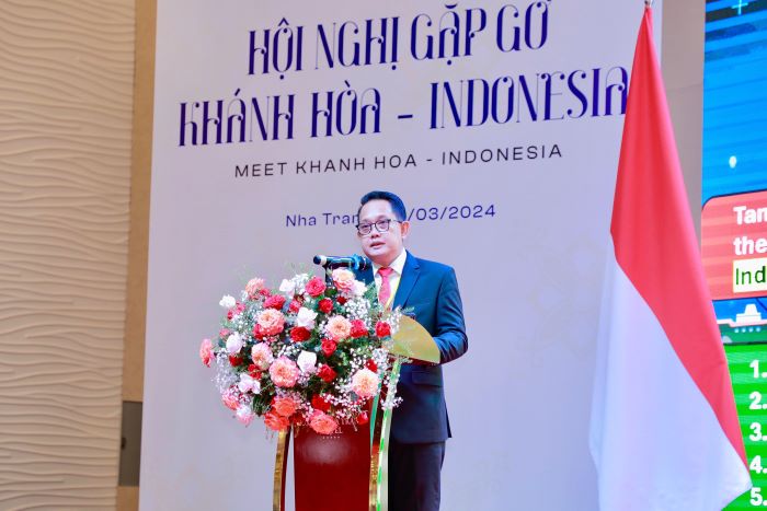 Pj Gubernur Jawa Timur Adhy Karyono lakukan presentasi khusus di konferensi Meet Khanh Hoa-Indonesia di Vinh Ngoc Ballroom, Muong Thanh Luxury Hotel, Vietnam, Kamis (21/3). - Image