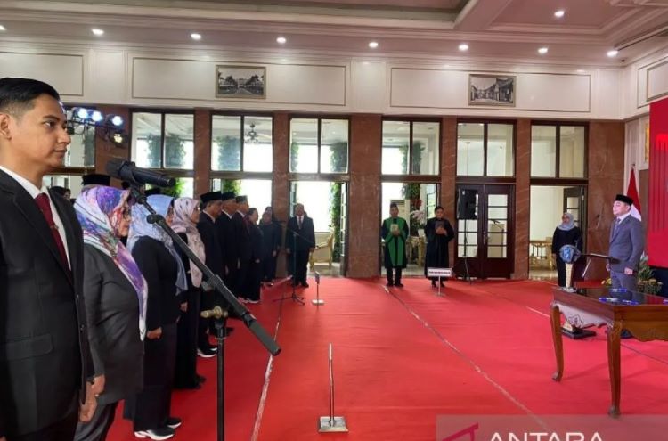 Suasana pelantikan 54 pejabat tingkat kelurahan dan kecamatan di Balai Kota Surabaya, Kamis (21/3/2024). (ANTARA/Ananto Pradana) - Image