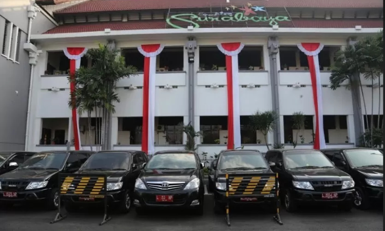 Mobil dinas di lingkungan Pemkot Surabaya wajib dikandangkan saat mudik Lebaran. (Radar Surabaya) - Image