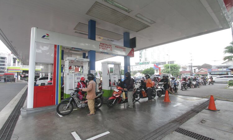 Para pengendara sepeda motor yang sedang antre mengisi bensin di SPBU Ciliwung, Kota Malang pada hari Selasa (19/3) lalu. /Radar Malang - Image