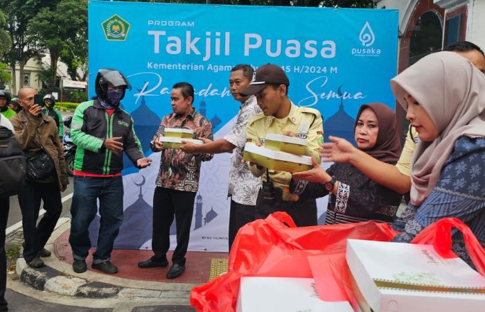 Ilustrasi Kemenag berbagi takjil untuk berbuka puasa. - Image