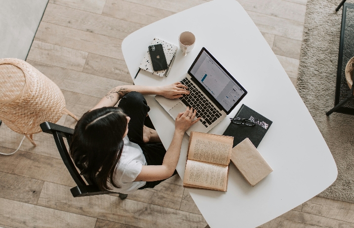 Salah Satu Cara Produktif Setiap Hari dengan Membaca Buku ./Vlada Karpovich/Pexels.com - Image