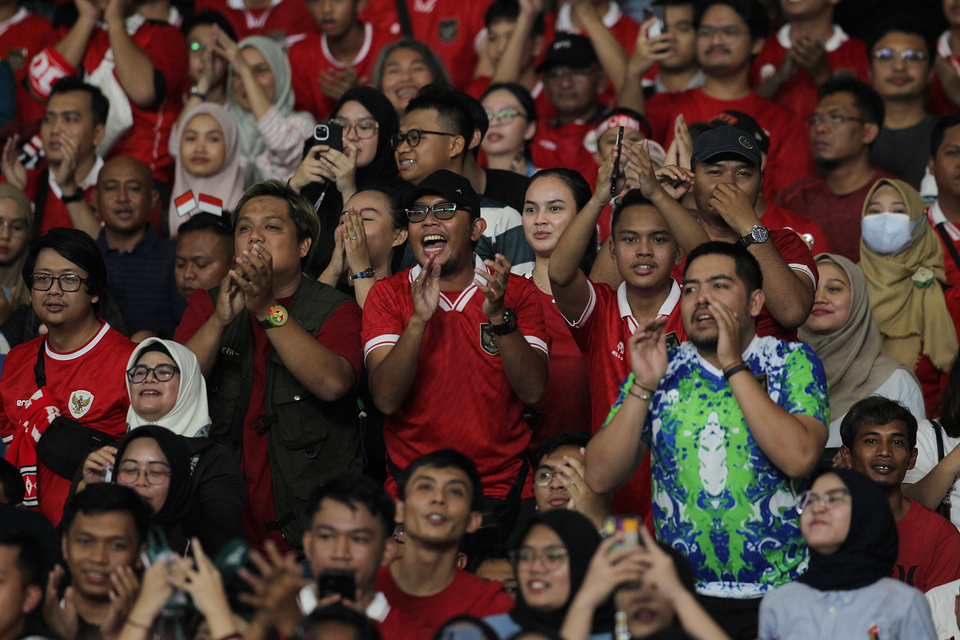 Suporter timnas Indonesia saat pertandingan melawan Vietnam pada laga lanjutan grup F babak kualifikasi Piala dunia zona Asia di Stadion Utama Gelora Bung Karno, Jakarta, Kamis (21/3/2024). - Image